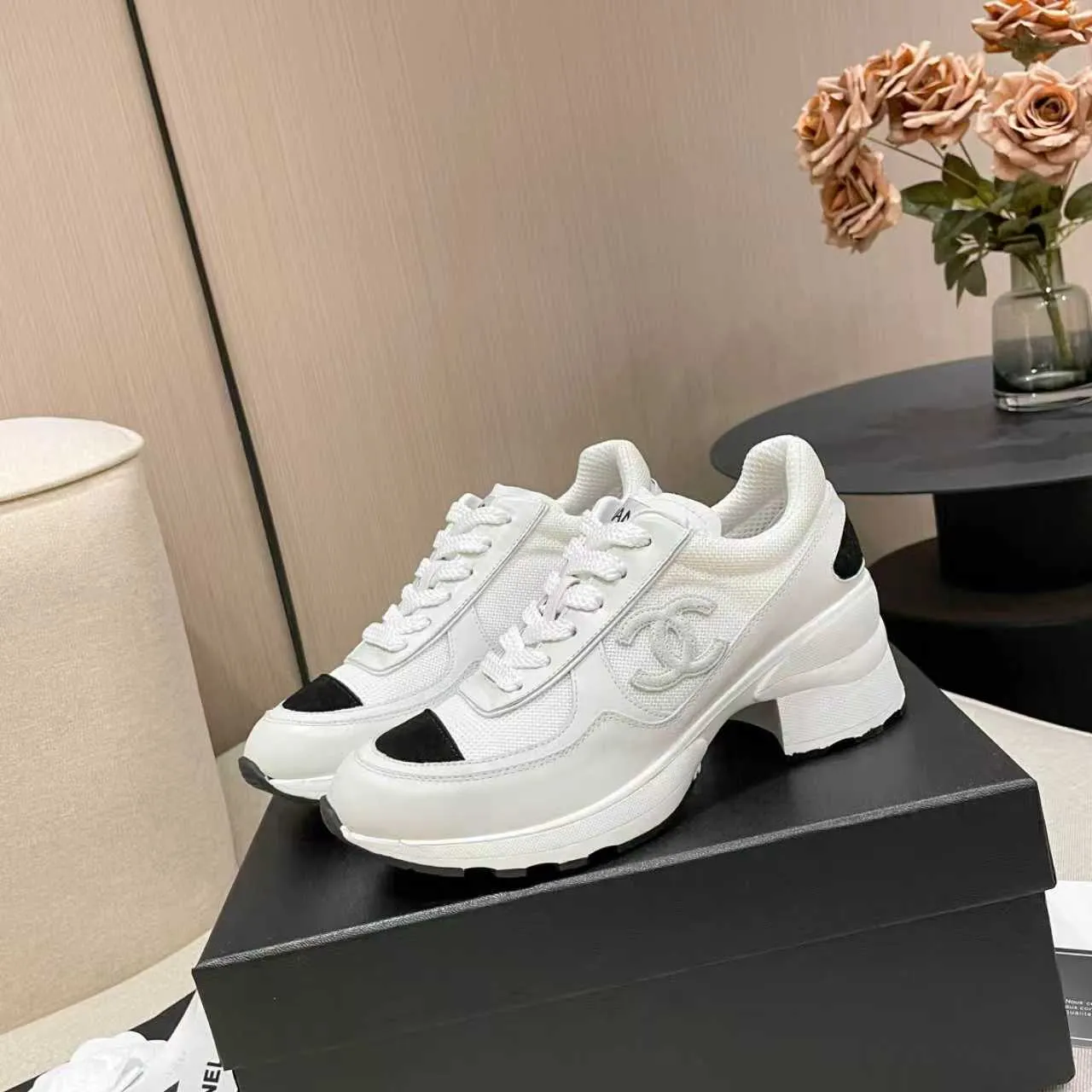 👟👟Ex-factory price 580👟👟Chanel Panda Shoes! 2025 counter's top casual sports shoes. This classic design; the upper is electro-embroidered with a variety of techniques; the outsole is fashionable and sporty; the unusual inclusion of a variety of color matching elements... The diversified mix and match is very good-looking and versatile, and can be used for leisure, fashion, sports, and outdoor... ꫛꫀꪝ Go➫ Materials: ❶Upper made of: original imported first-layer silk cowhide + original waterproof cloth + original first-layer cowhide ❷Inner lining: Original Yangli + Net ❸ Outsole based on: Original TPU combination outsole Special counter boutique packaging complete set for women 35–40